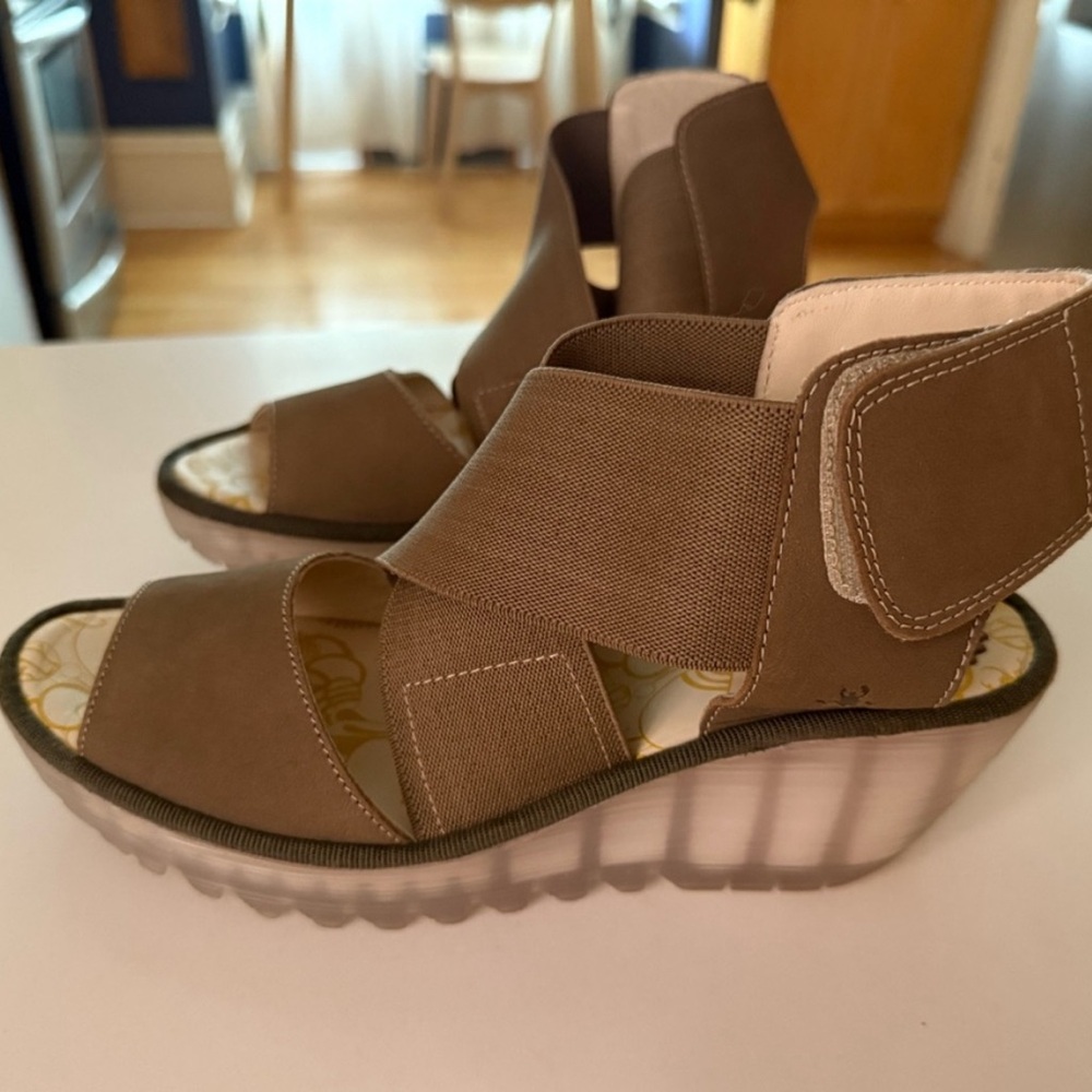 Fabulous Fly London Women's sandals